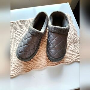 Women's Isotoner Quilted Slipper Slides Size 8-9
